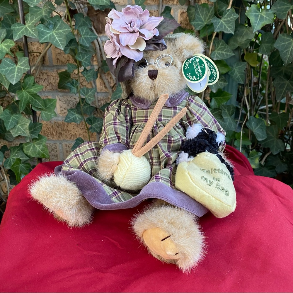 NIB - Mrs Knitter bear and her kitten Pearl from the Bearington Collection.